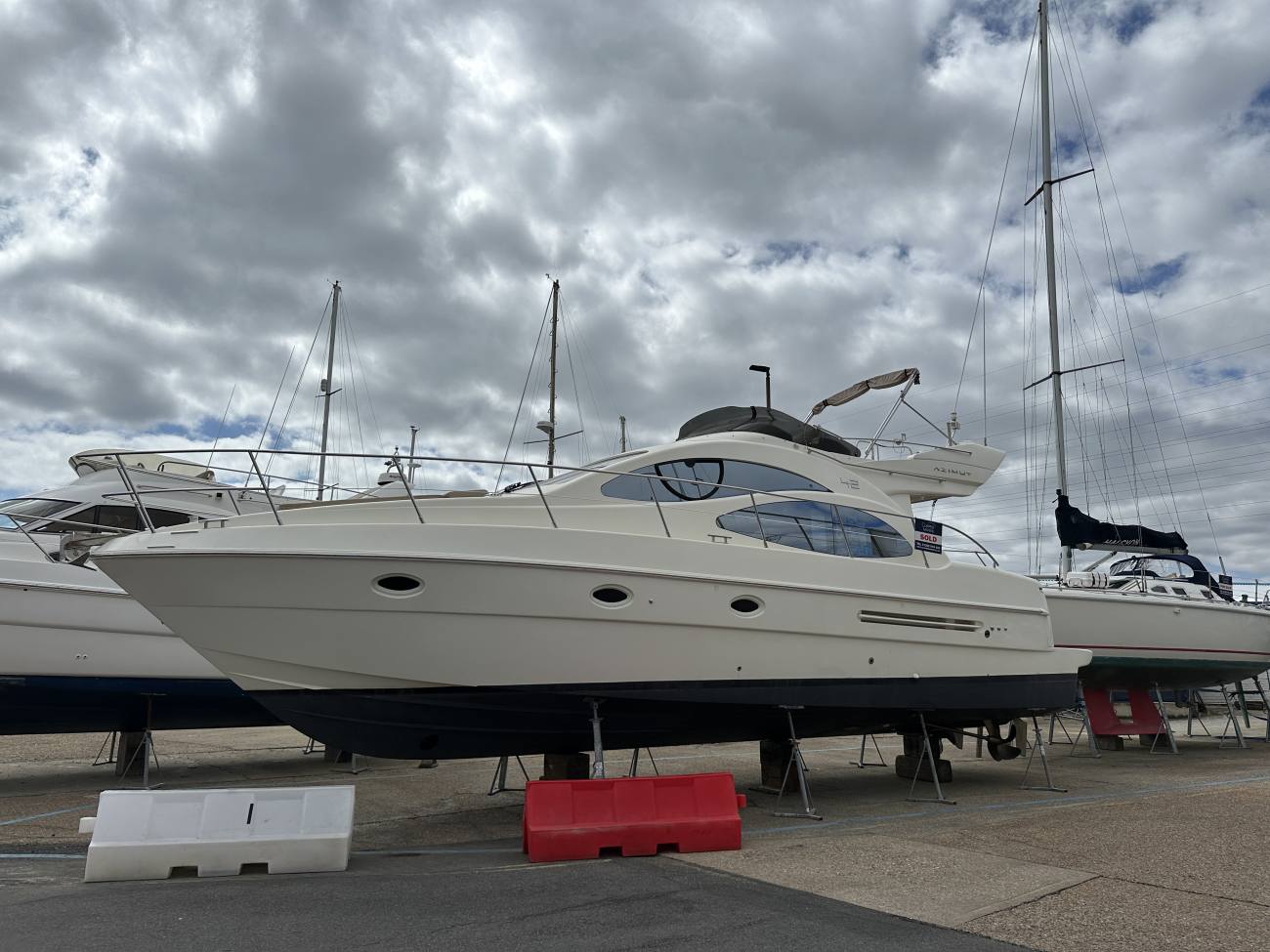 2005 Azimut 42 image 19