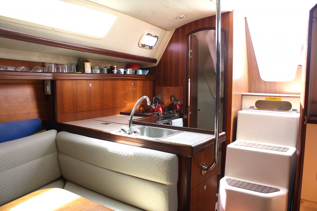 2006 Hunter/Legend 31 Bilge Keel image 13