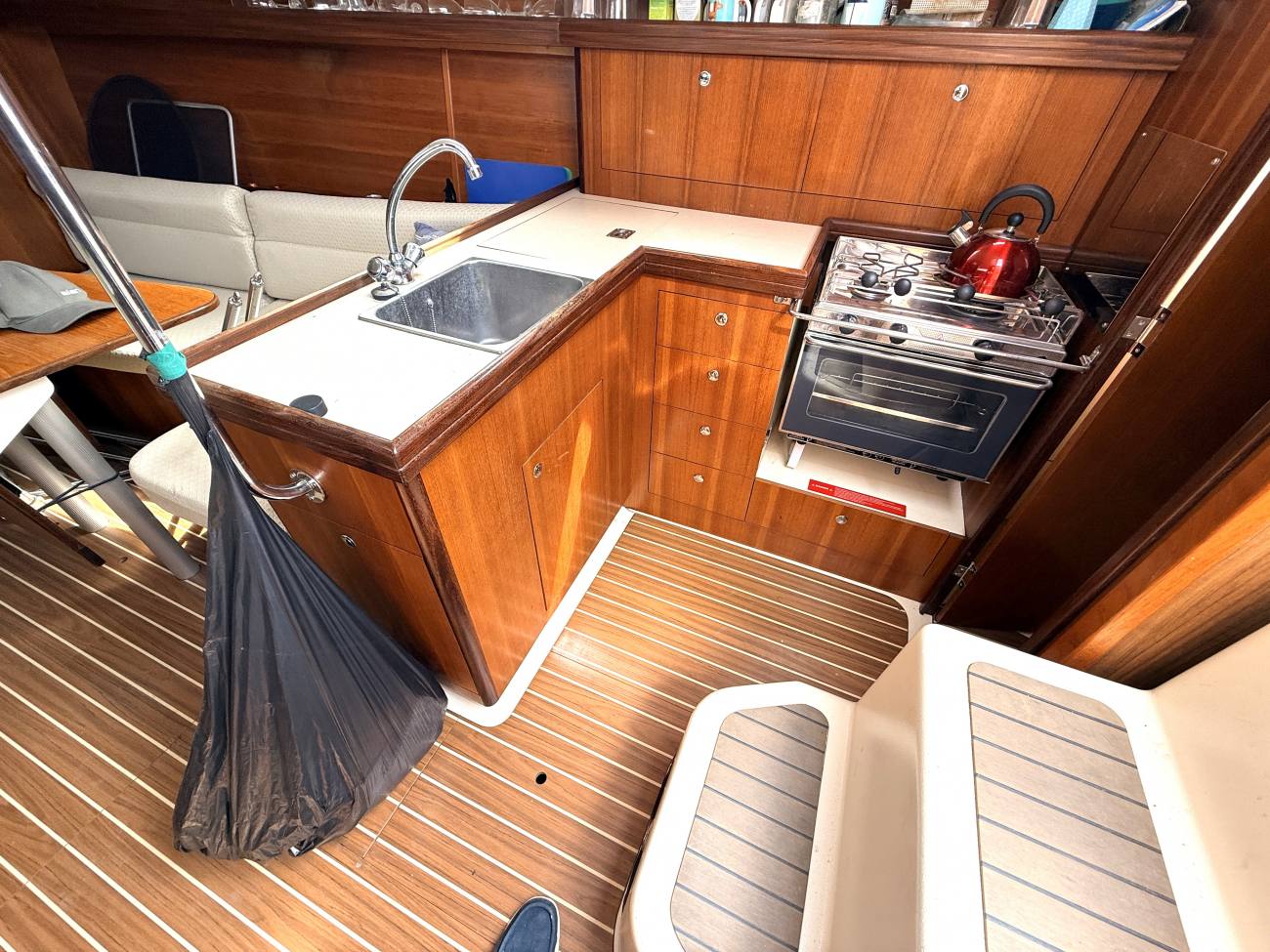 2006 Hunter/Legend 31 Bilge Keel image 6