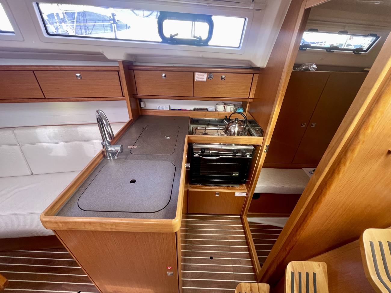 2015 Bavaria Cruiser 33 image 27
