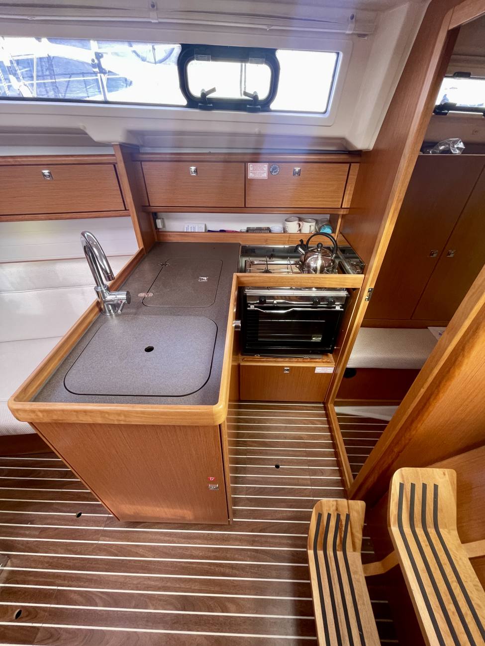 2015 Bavaria Cruiser 33 image 28