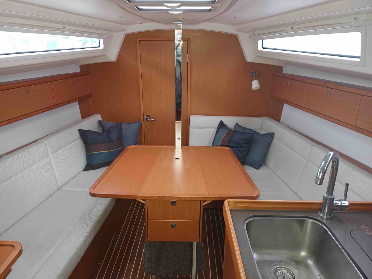 2015 Bavaria Cruiser 33 image 23