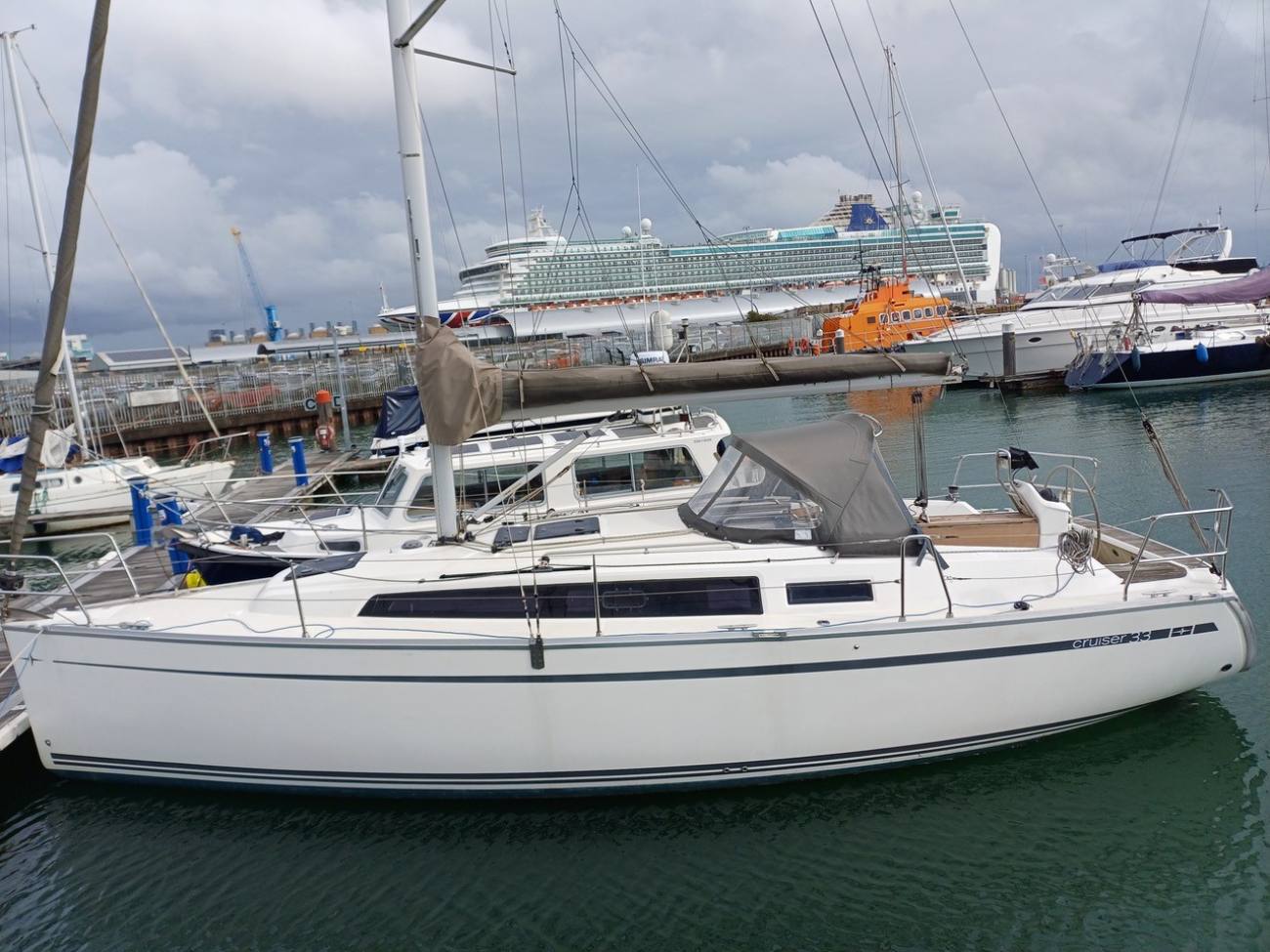 2015 Bavaria Cruiser 33 image 11