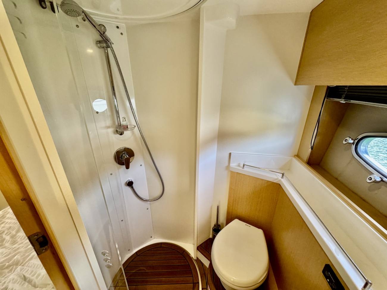 2011 Princess V42 image 2