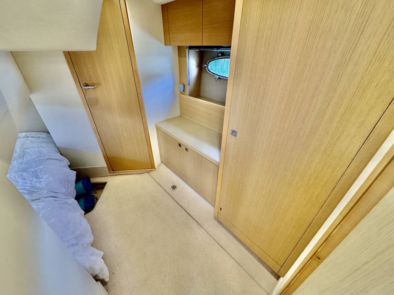 2011 Princess V42 image 3