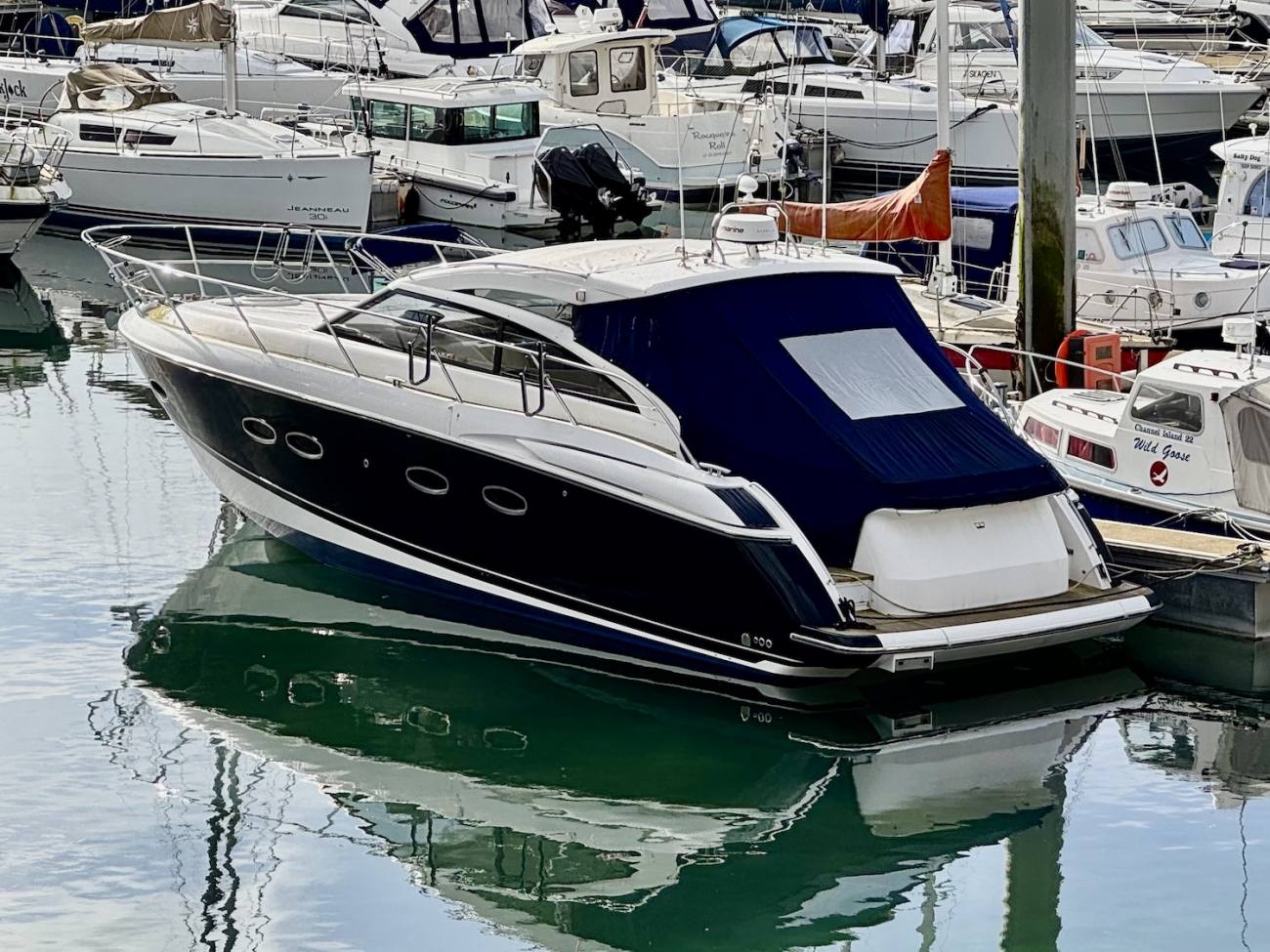 2011 Princess V42 image 13