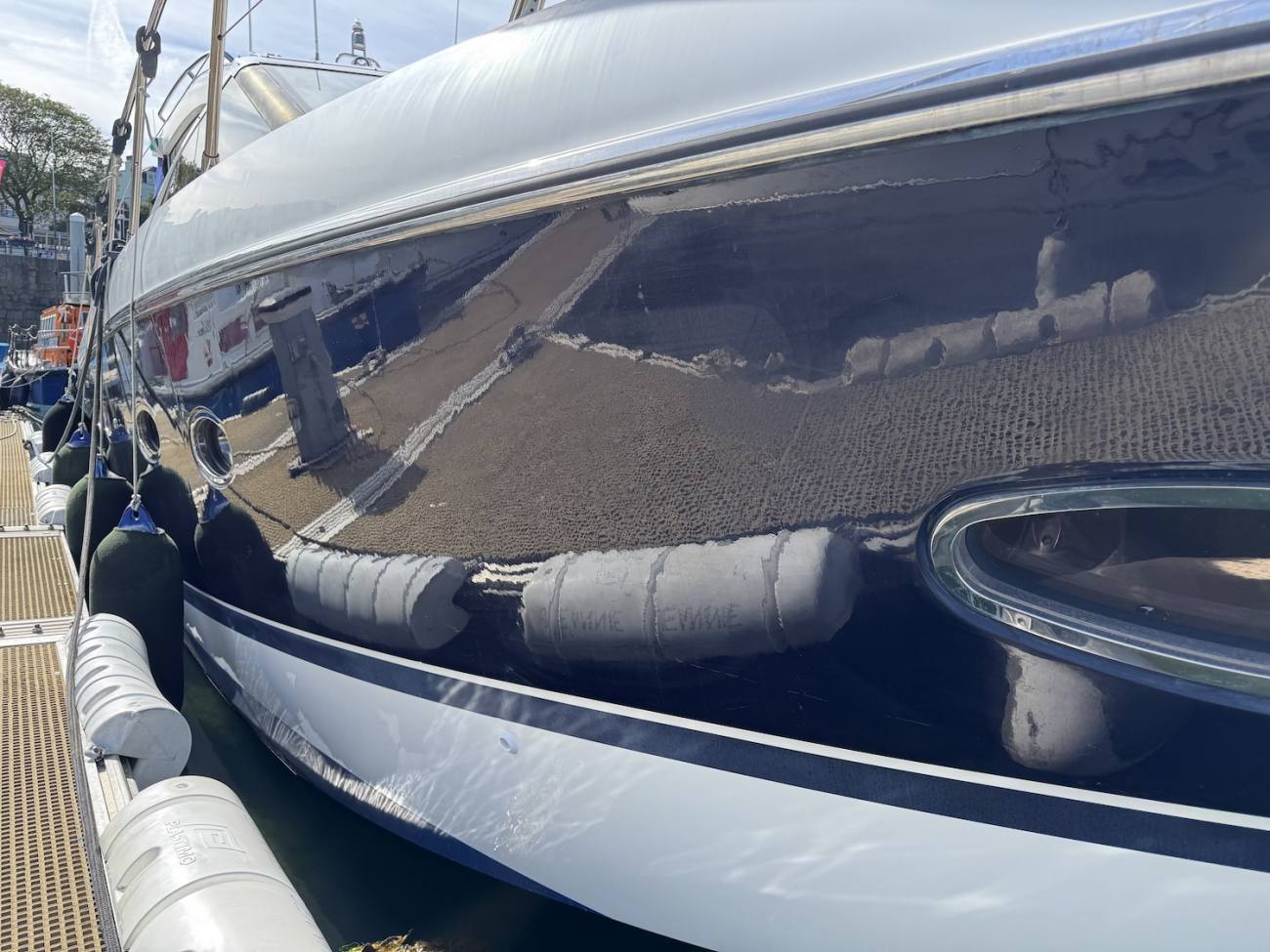 2011 Princess V42 image 7