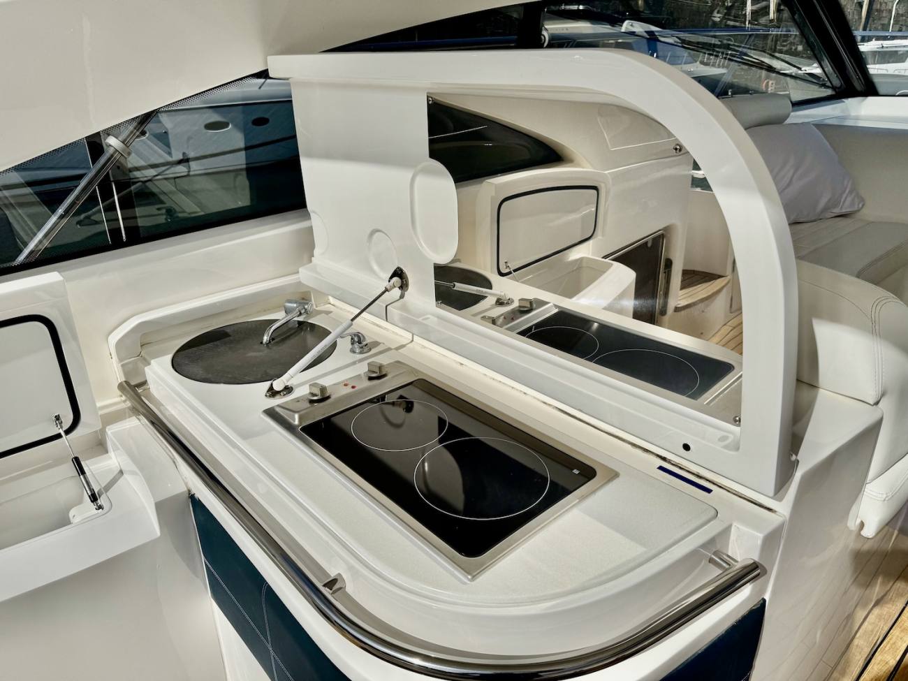 2011 Princess V42 image 29