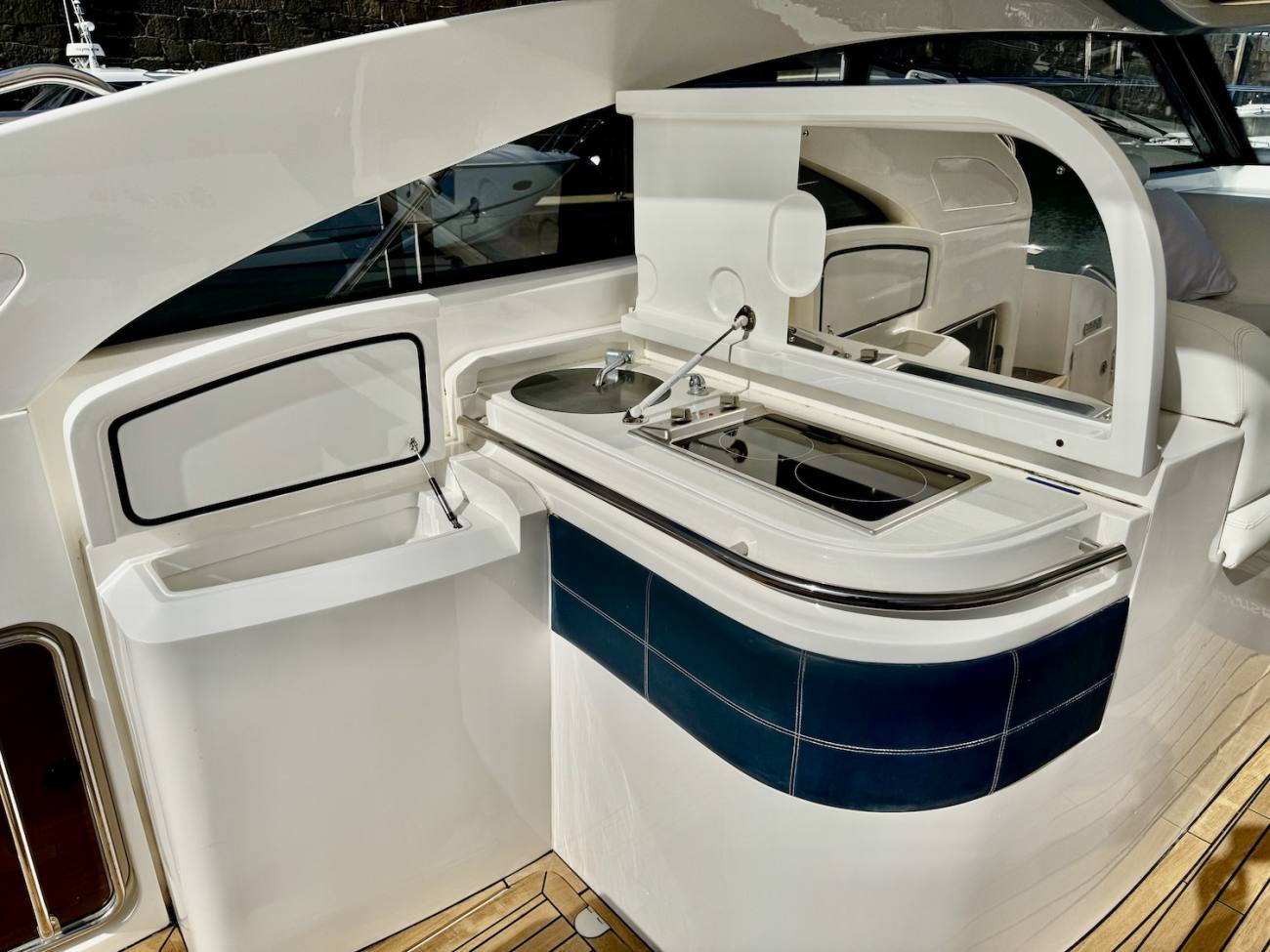 2011 Princess V42 image 28