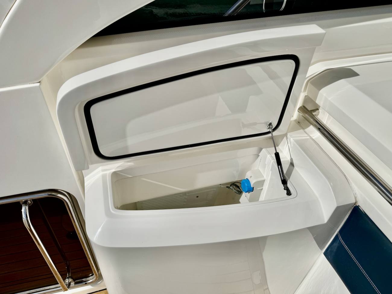 2011 Princess V42 image 30