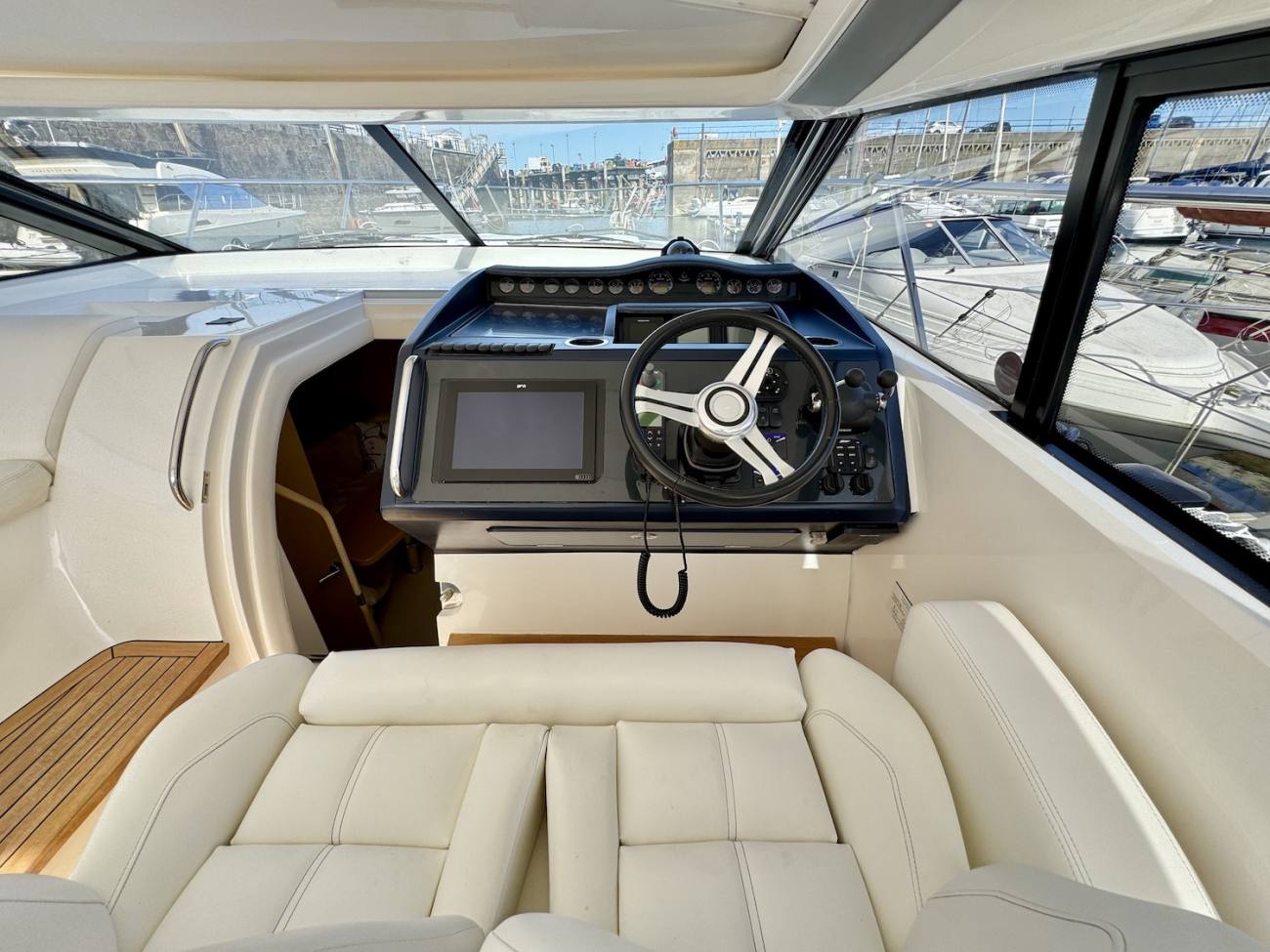 2011 Princess V42 image 35