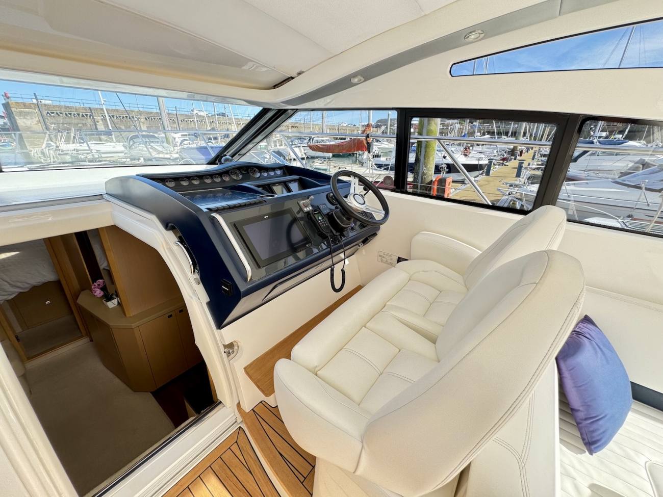 2011 Princess V42 image 34
