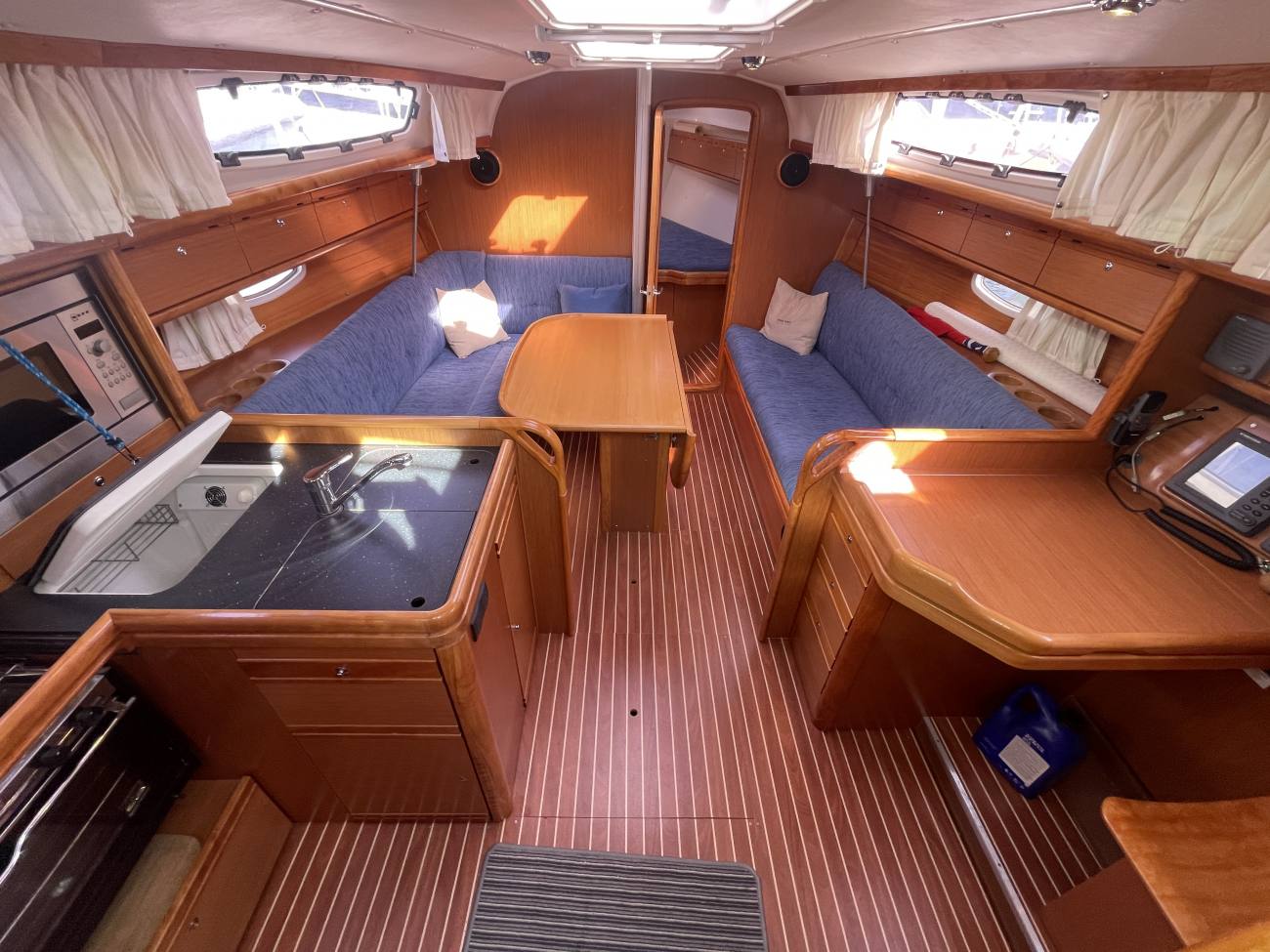 2010 Bavaria 34 Cruiser image 31