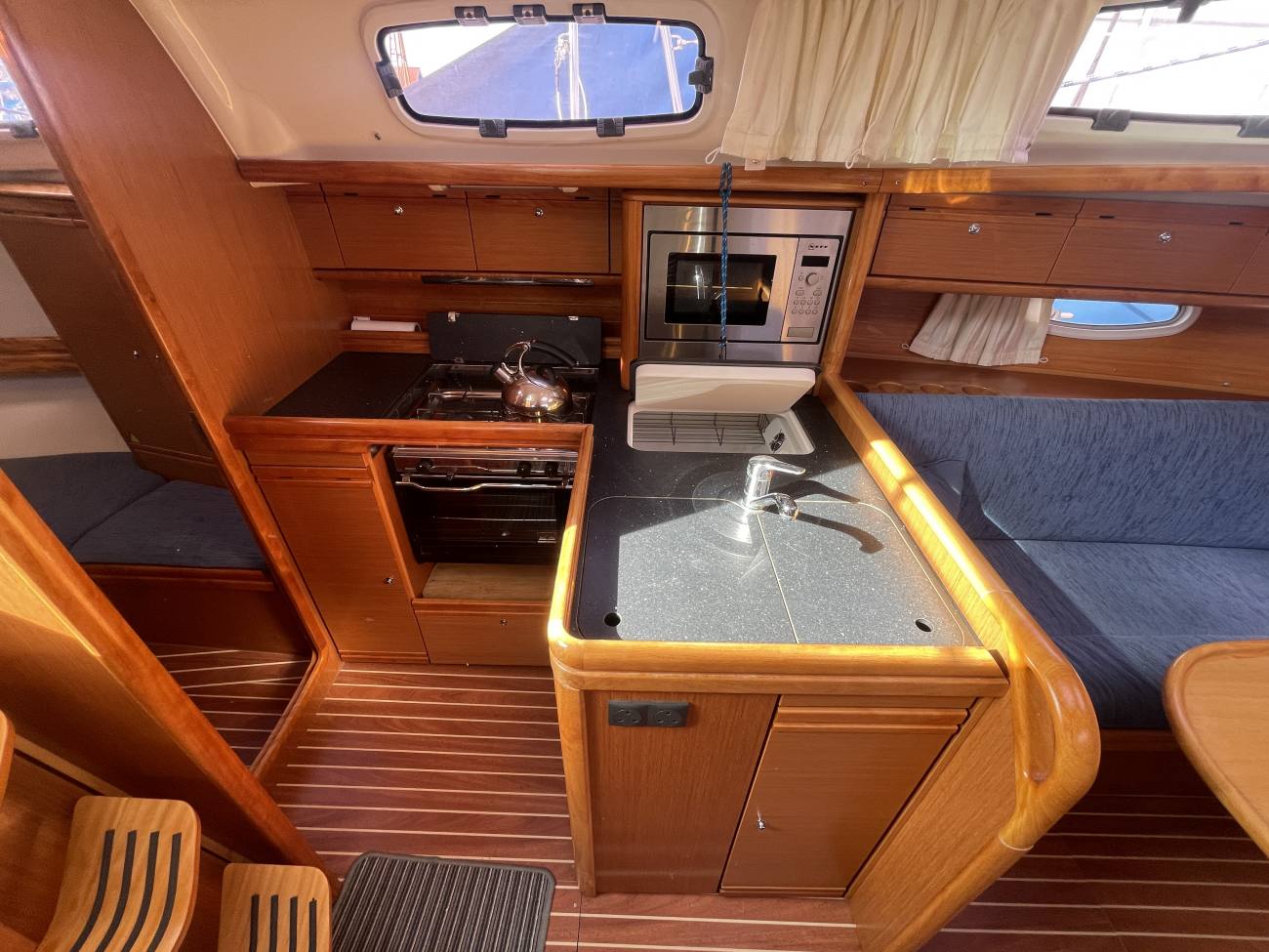 2010 Bavaria 34 Cruiser image 2
