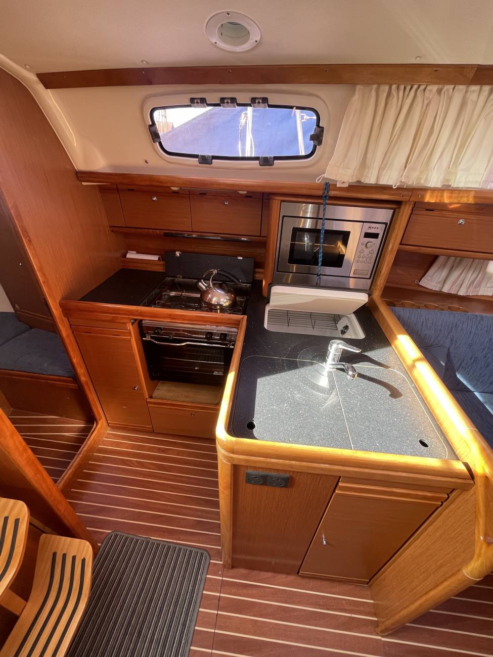 2010 Bavaria 34 Cruiser image 3