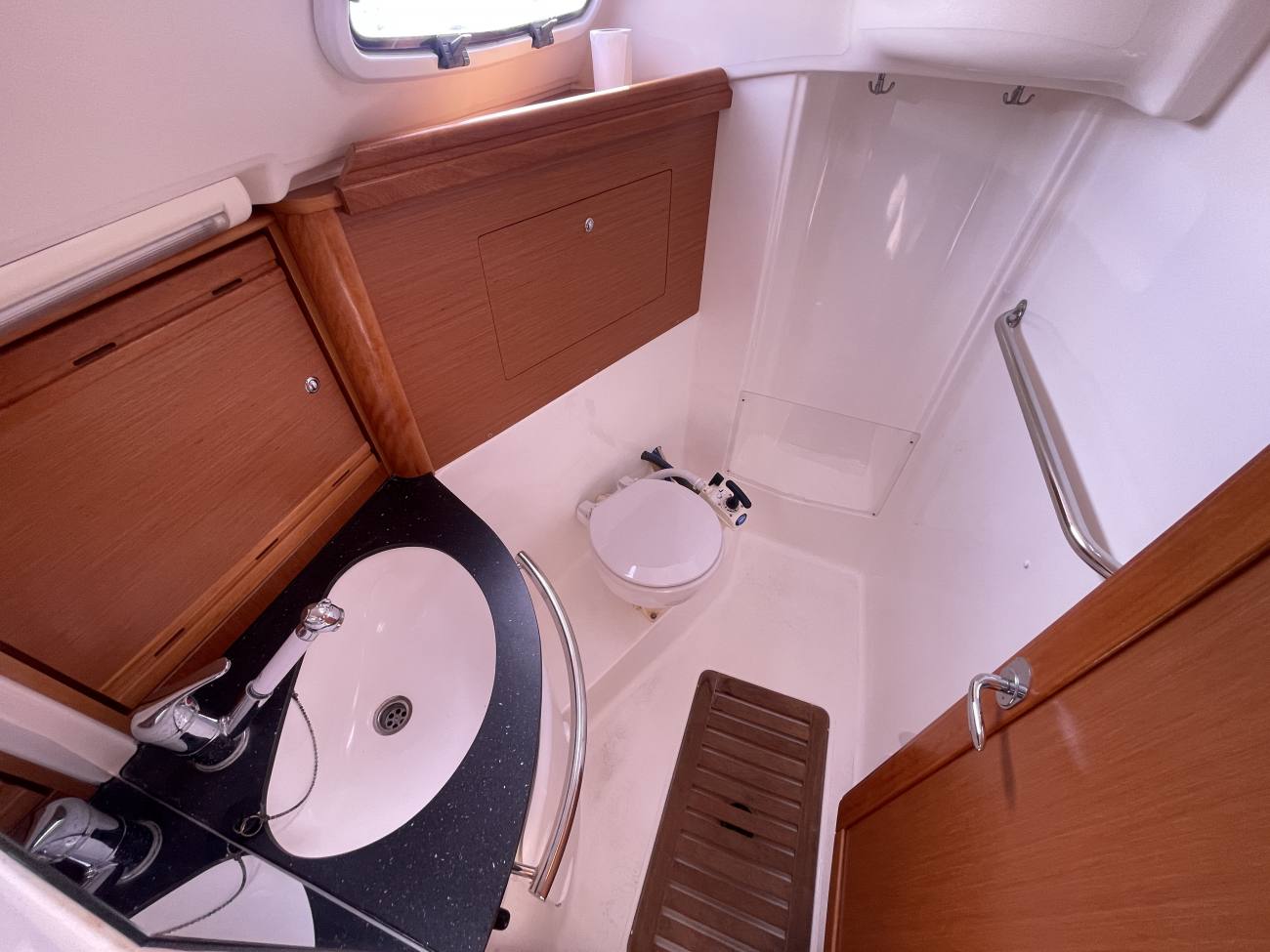 2010 Bavaria 34 Cruiser image 8