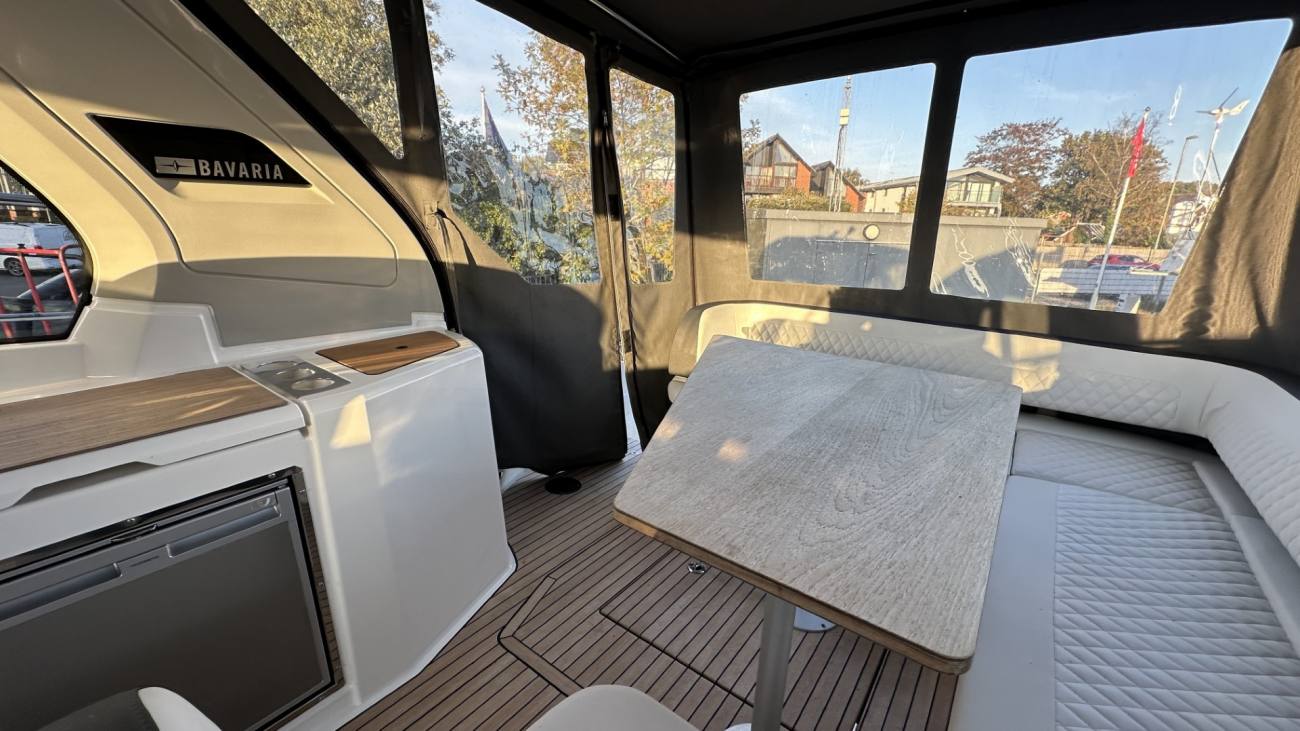 2021 Bavaria S33HT image 18