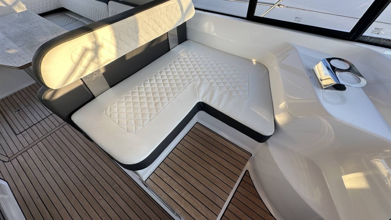 2021 Bavaria S33HT image 20