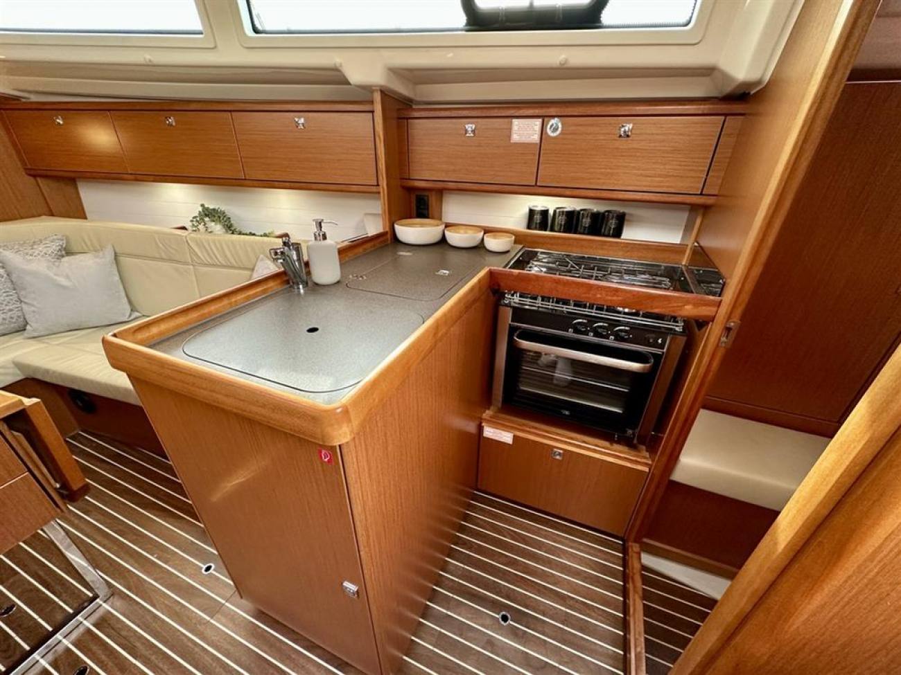 2018 Bavaria Cruiser 34 image 19