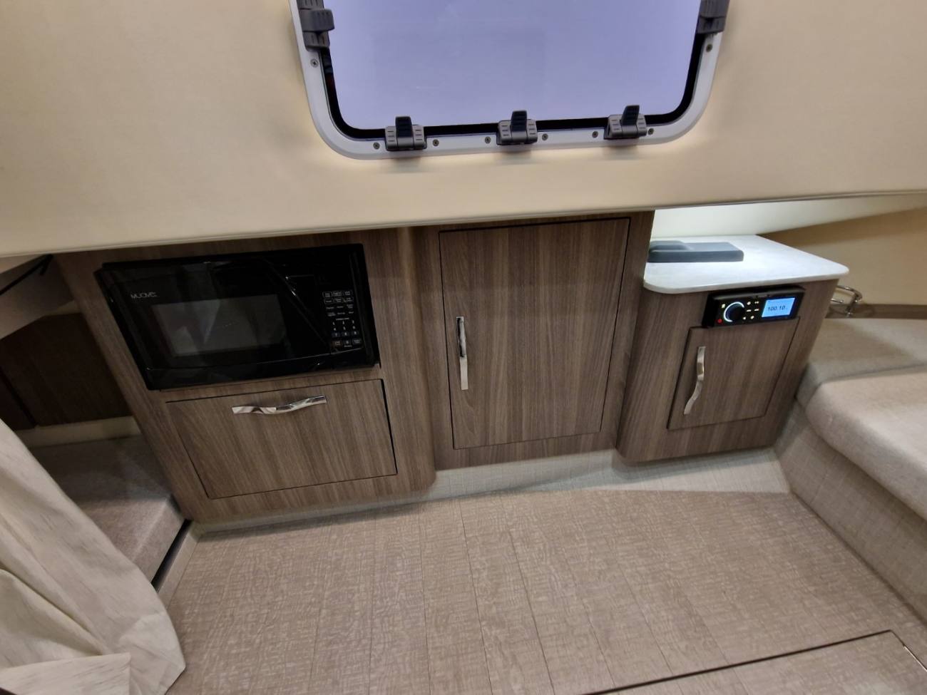 2020 Regal 33 SAV image 8
