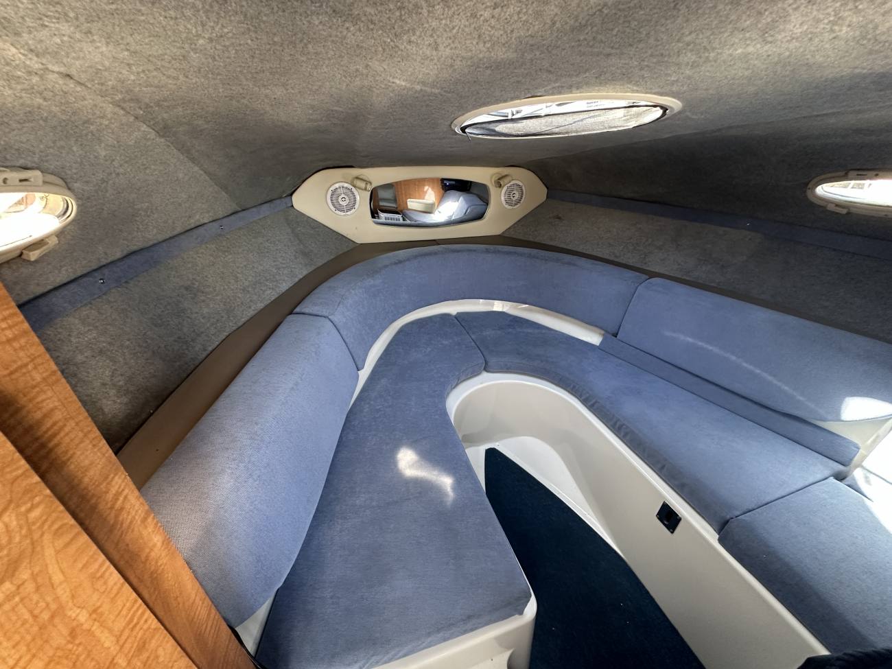 2005 Regal 2450 Cuddy image 7