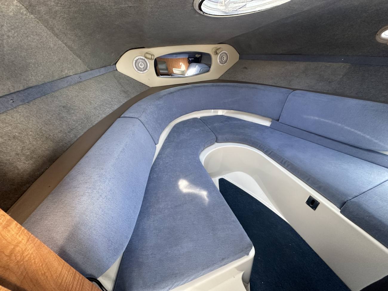 2005 Regal 2450 Cuddy image 8