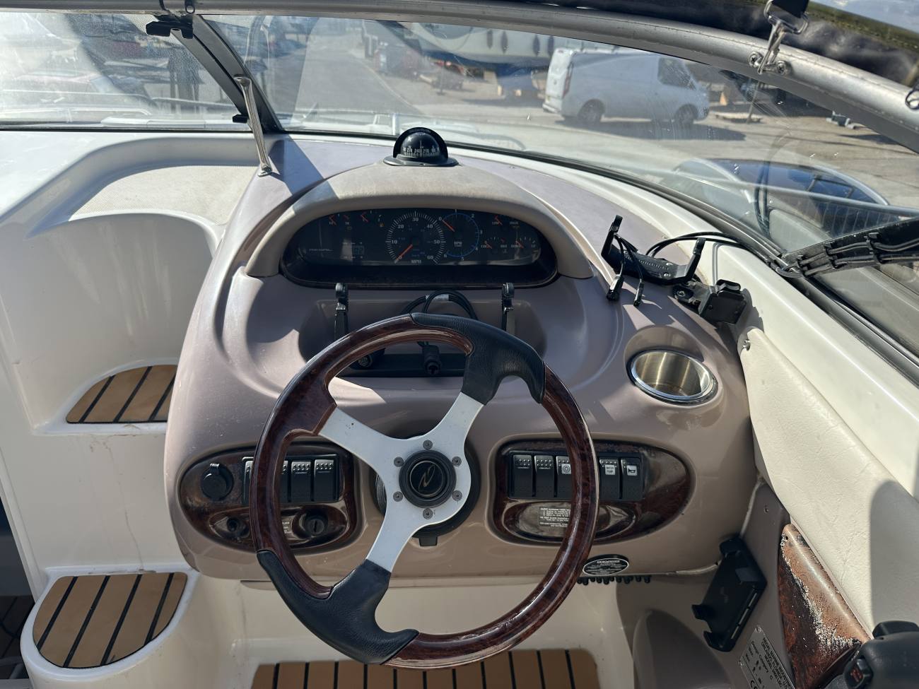 2005 Regal 2450 Cuddy image 4