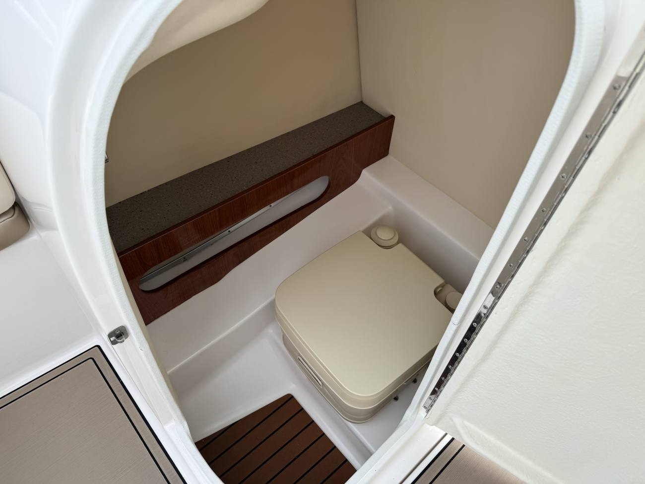 2011 Regal 2220 Fasdeck image 15