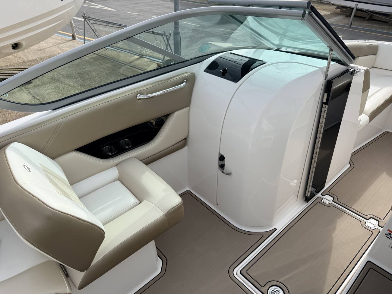 2011 Regal 2220 Fasdeck image 14