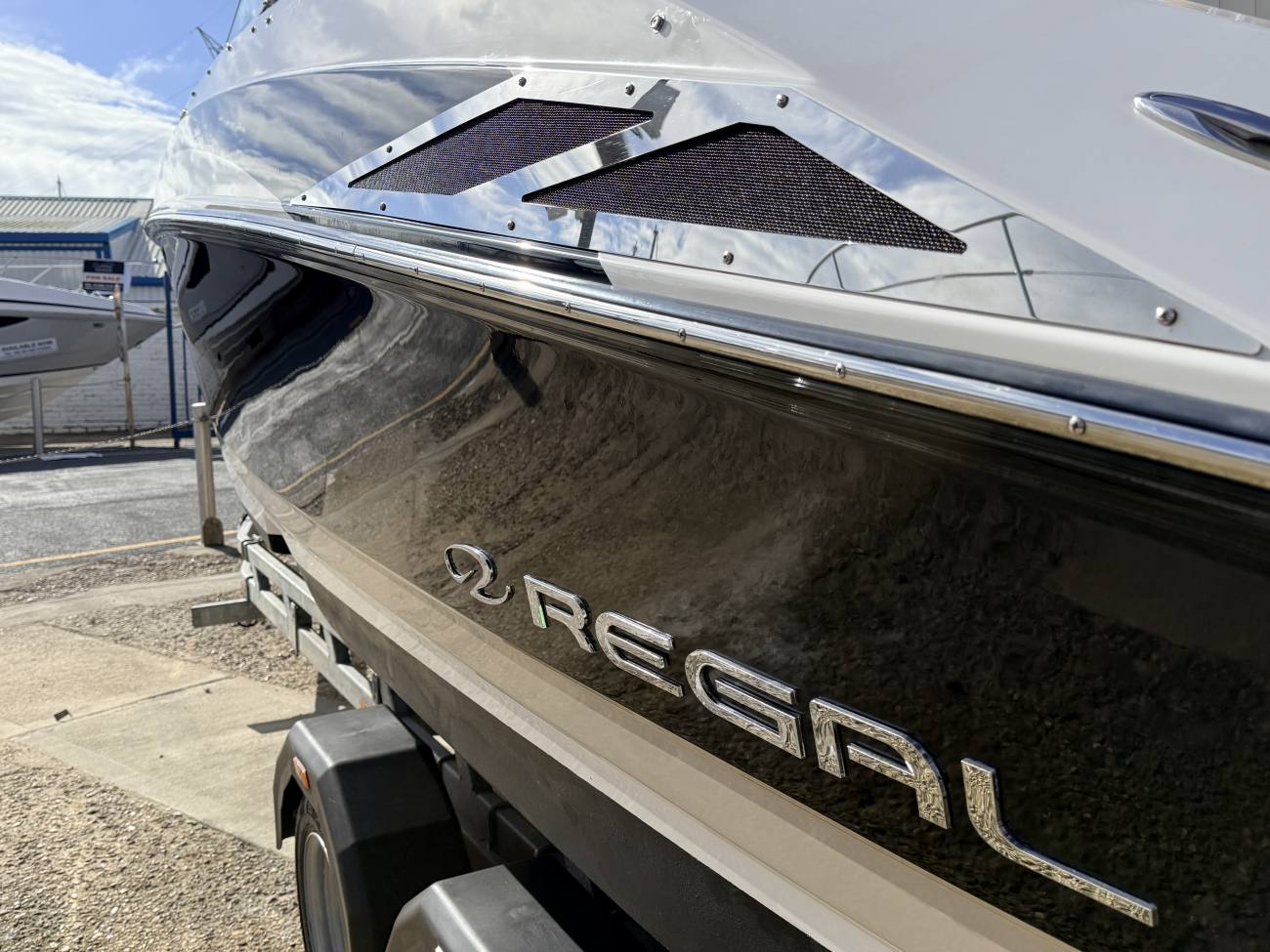 2011 Regal 2220 Fasdeck image 7