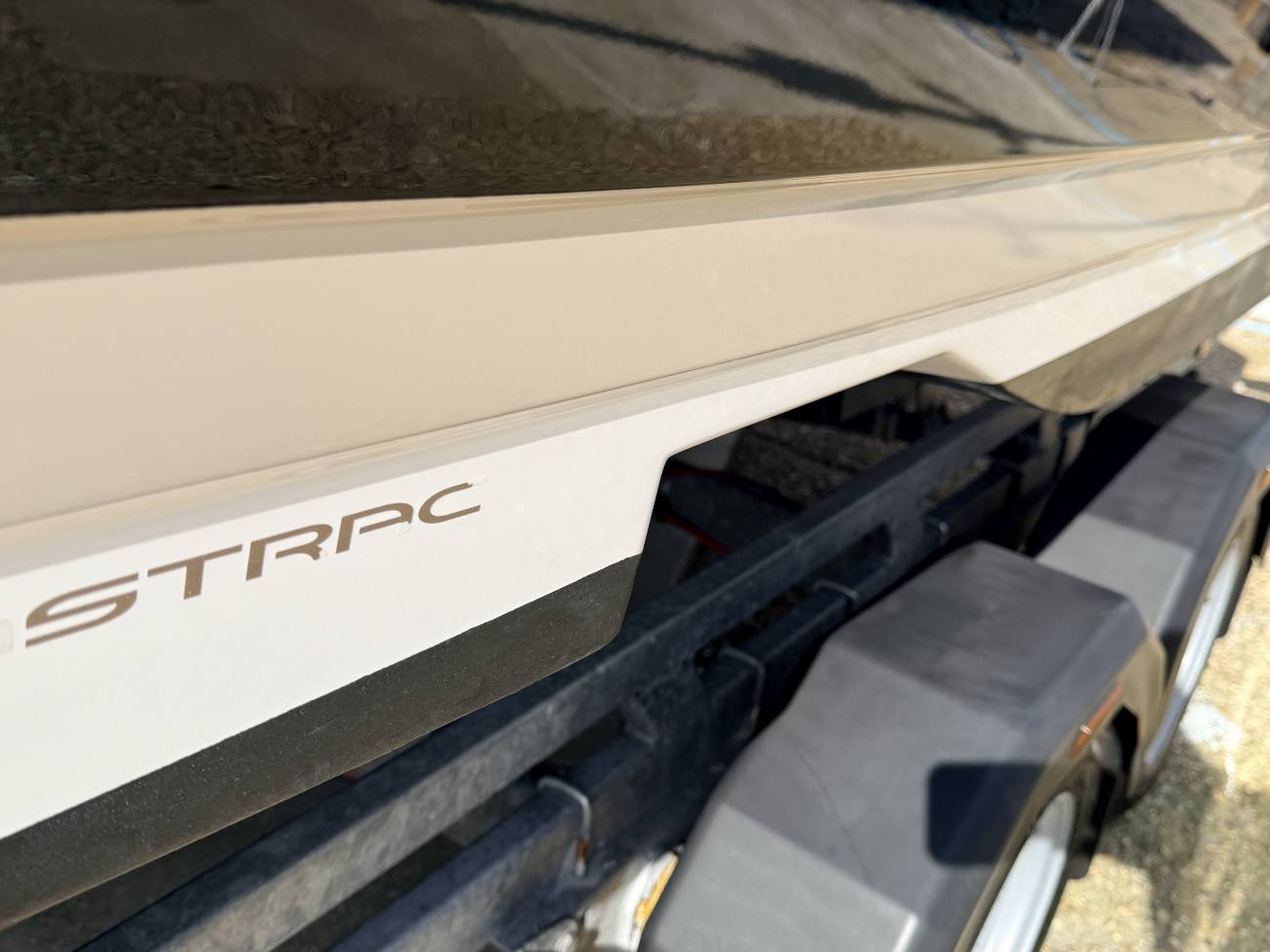 2011 Regal 2220 Fasdeck image 8