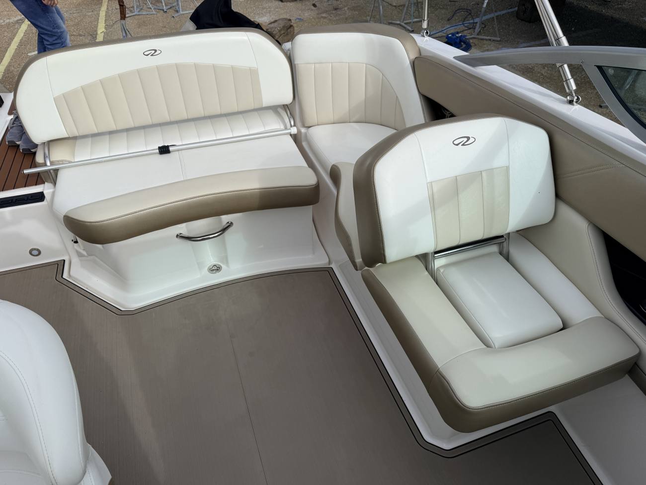 2011 Regal 2220 Fasdeck image 2