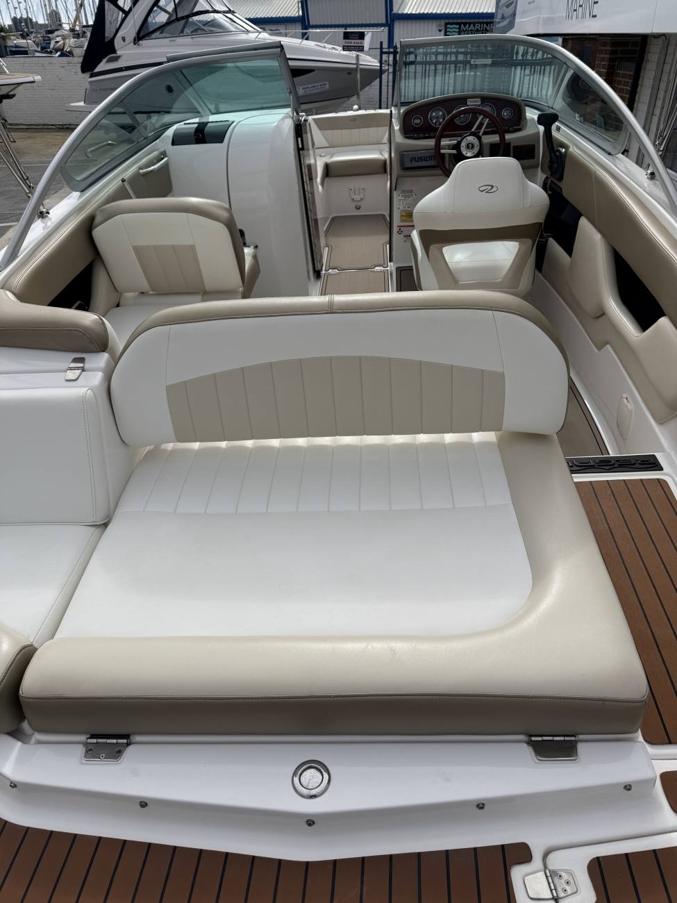 2011 Regal 2220 Fasdeck image 3