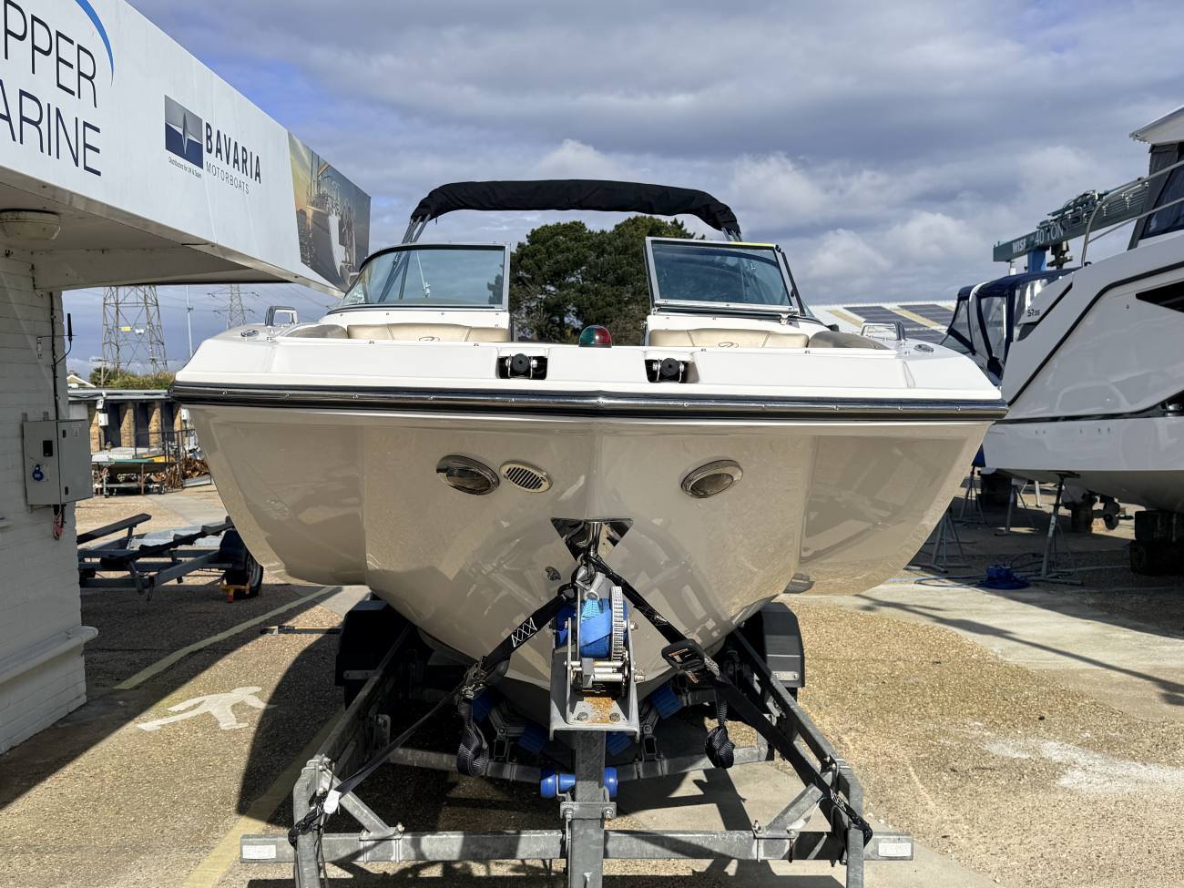 2011 Regal 2220 Fasdeck image 9