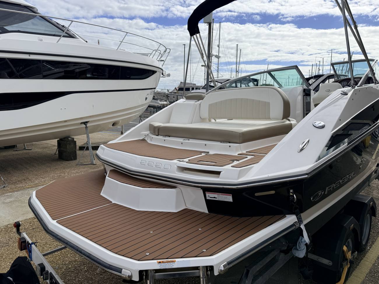 2011 Regal 2220 Fasdeck image 11
