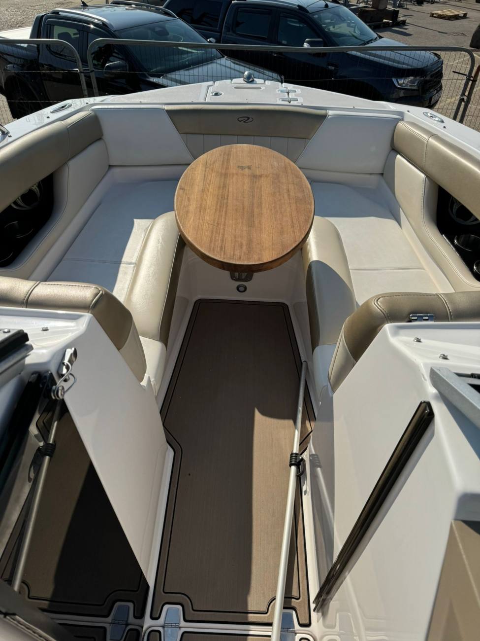 2011 Regal 2220 Fasdeck image 16