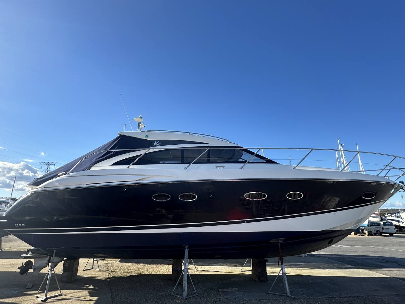2011 Princess V42 image 11