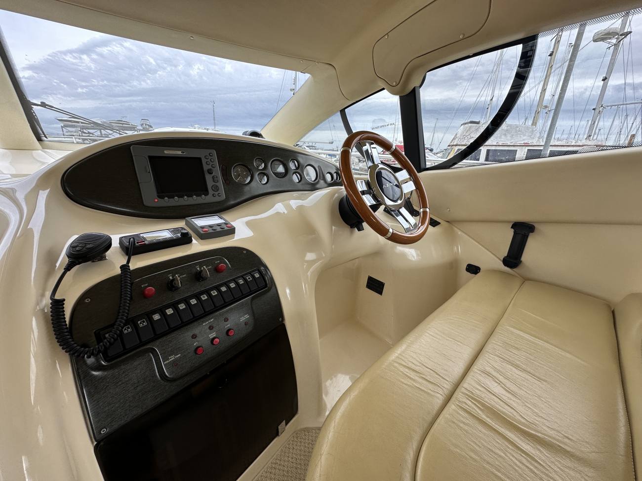 2005 Azimut 42 image 39